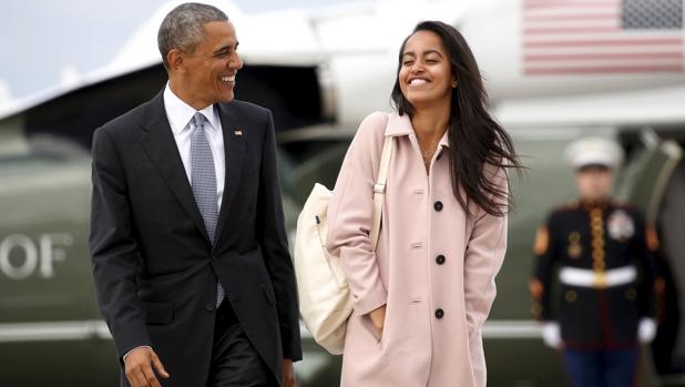 Barack Obama y su hija Malia, en el aeropuerto de Chicago, el pasado abril