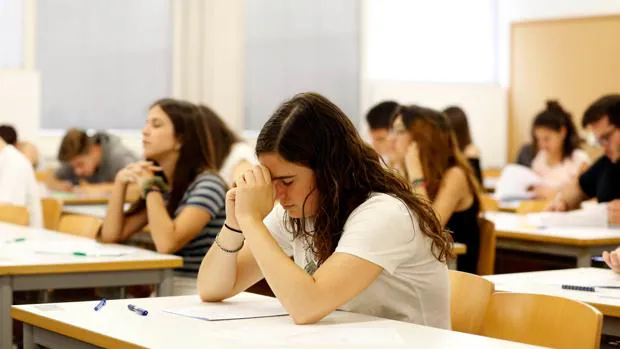 Alumnos durante la realización de un examen de Selectividad