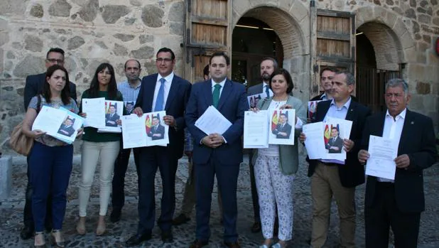 Alcaldes del PP a las puertas del Palacio de Fuensalida, sede del Gobierno regional, con la foto de Page que se ha enviado a todos los pueblos de la región