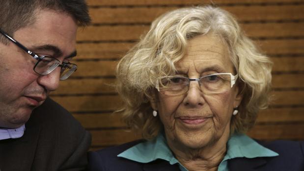 La alcaldesa de Madrid, Manuela Carmena, junto al edil de Economía, Carlos Sánchez Mato