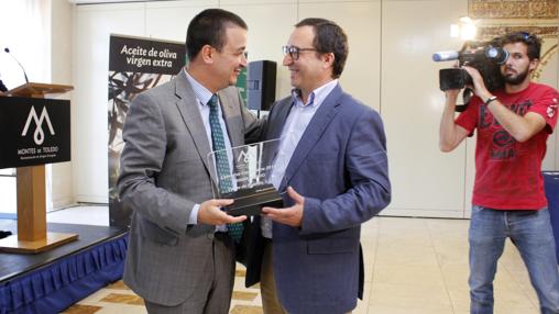 El consejero entrega el premio a Jesús Corcuera