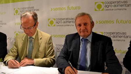 Carlos de la Sierra y Ángel Villafranca durante la firma del convenio