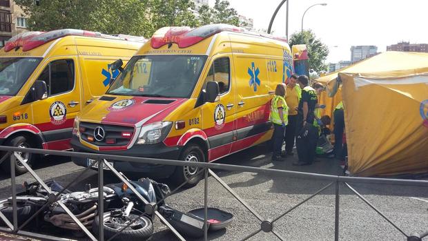 Imagen de la carretera tras el suceso, con la moto del fallecido junto al SAMUR