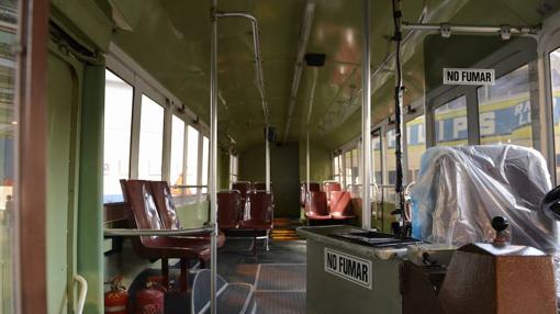 Interior de uno de los autobuses de exposición en el Museo de la EMT