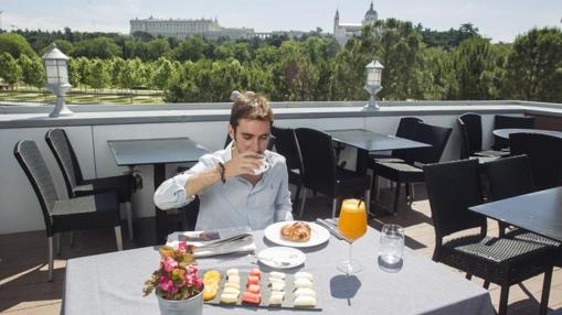 Desayuno con vistas al Palacio Real en el Café del Río