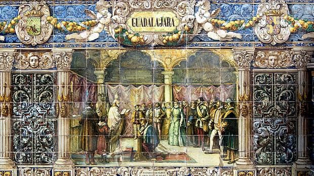 Este azulejo recrea la boda del rey Felipe II e Isabel de Valois en el Palacio del Infantado