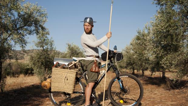 José Ramón Gándara, preparado para recorrer las tierras de La Mancha con su particular «Rocinante»