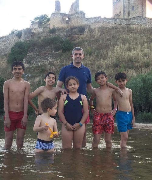 El alcalde, Álvaro Gutiérrez, junto a un grupo de niños, en el río Alberche a su paso por Escalona