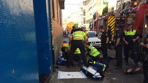 Agentes del equipo de Emergencias y de Bomberos de Madrid, en el momento del incidente