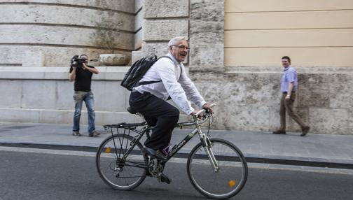 Imagen de Ribó con su bicicleta