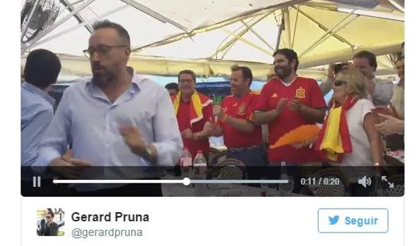 Imagen del vídeo de Juan Carlos Girauta bailando tras el gol de Piqué que se ha hecho viral