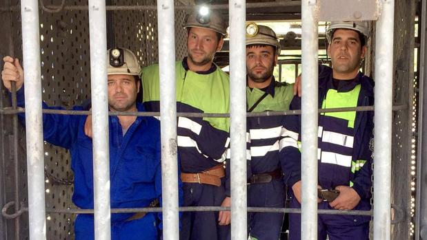 Cuatro mineros de la Hullera Vasco - Leonesa inician un encierro en el Pozo Aurelio de Santa Lucía de Gordón (León)