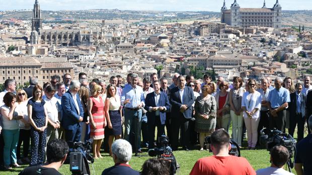 Foto de familia de los alcaldes socialistas con el presidente de Castilla-La Mancha, en el Parador de Toledo