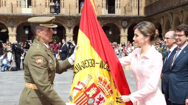 Doña Letizia entrega la nueva bandera al Regimiento de Especialidades de Ingenieros número 11