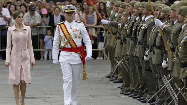 La Reina preside en Salamanca el acto de renovación de la bandera al Regimiento de Ingenieros número 11