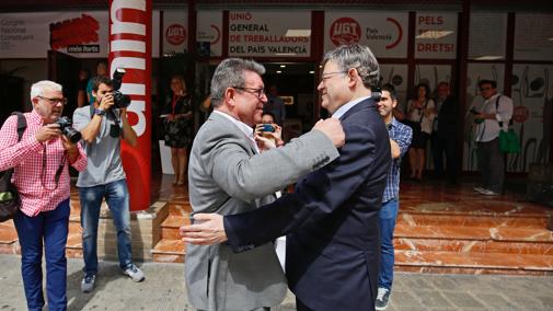 Ximo Puig abraza al líder de la FSP-UGT, Luis Lozano