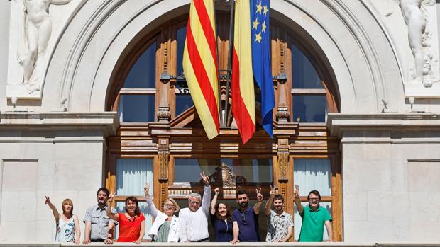 Imagen de Ribó y sus concejales tomada este martes en el Balcón del Ayuntamiento de Valencia