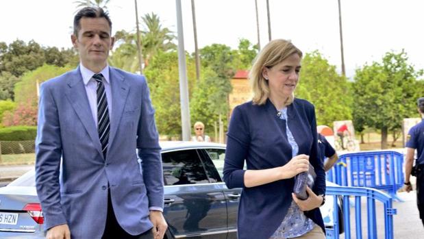 La Infanta Cristina y su marido, Iñaki Urdangarin, a su llegada a la sede de la Escuela Balear de la Administración Pública (EBAP)
