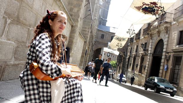 Una de las actuaciones de Ana Alcaide en la calle, junto a la catedral