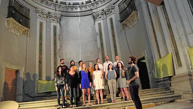 Los jóvenes miembros del Coro Sintagma, con la arquitecta Emanuela Gambini en el centro, ayer en la iglesia de las Comendadoras