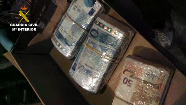 Fajos de dinero intervenidos por la Guardia Civil a los narcotraficantes