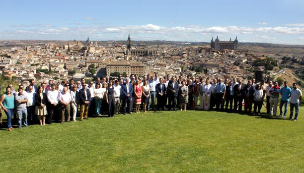 Foto de familia de los cerca de setenta alcaldes del PSOE de la provincia de Toledo que se reunieron con Emiliano García-Page