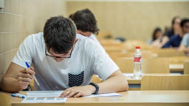 Un alumno realizando su examen de selectividad