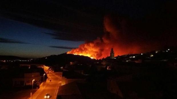 El incendio forestal de Bolbaite se extiende sin control por otras cinco localidades valencianas