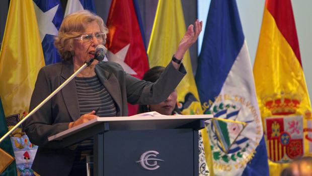 La alcaldesa de Madrid, Manuela Carmena, durante una conferencia en Bolivia