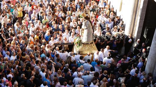 La imagen de la Virgen ante los cientos de fieles