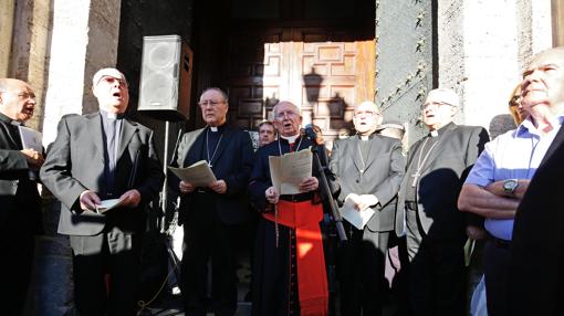 El cardenal Antonio Cañizares reza durante el acto