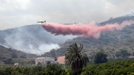 El fuego se aproxima a chalets