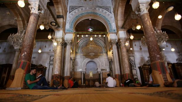 Un grupo de hombres reza durante el Ramadán