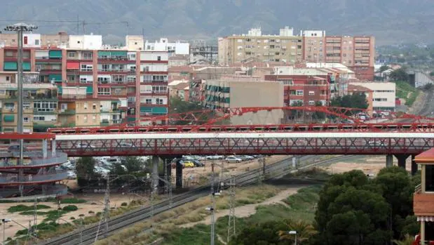 Vista del Puente Rojo sobre las vías del AVE, en la Gran Vía de Alicante