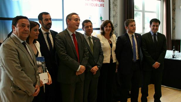 Page posa durante su viaje a Bruselas con miembros del Ejecutivo regional