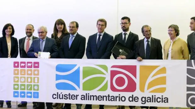 Feijóo posa con las autoridades y galardonados con los Premios Galicia Alimentación