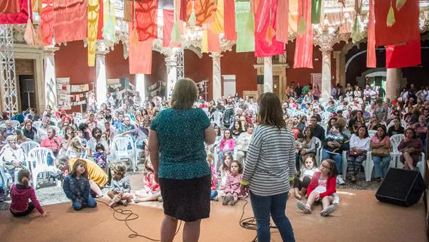 Cientos de personas escuchan a los cuentacuentos en el Palacio del Infantado de Guadalajara
