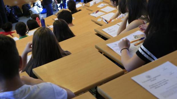 Estudiantes al inicio de la Prueba de Acceso a la Universidad (PAU) en Odontología, en Ciudad Universitaria,