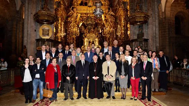 El arzobispo de Santiago, Julián Barrio, con algunos de los profesionales de la comunicación que participaron este viernesen la celebración convocada por el Jubileo Extraordinario de la Misericordia en la Catedral