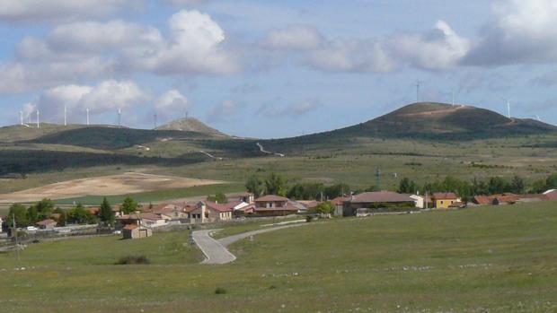 Vista del pueblo de Campisábalos con la sierra detrás