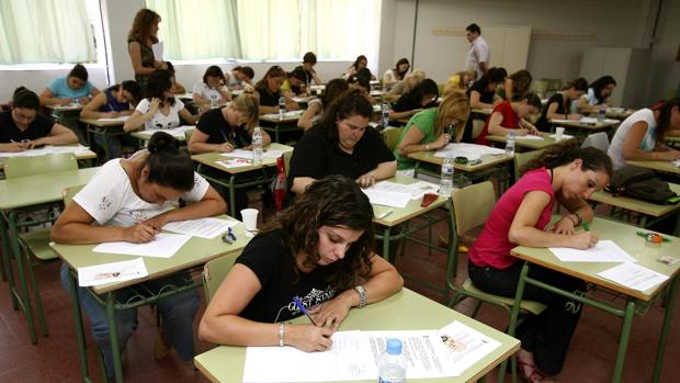 Opositores durante un examen