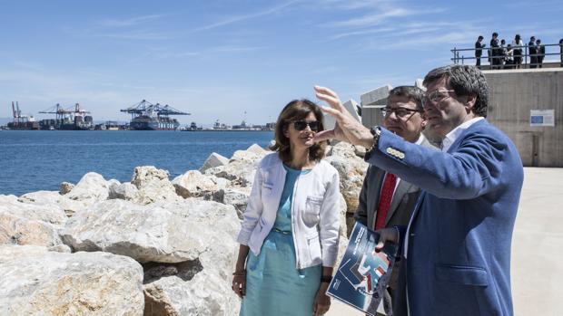 Imagen de la visita de Jordi Sevilla al puerto de Valencia