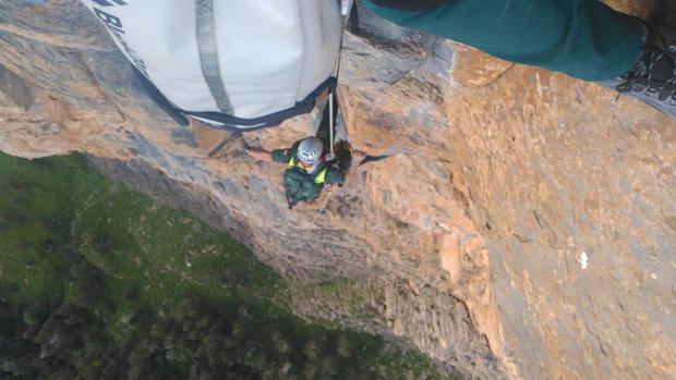 Momento en el que un especialista en montaña de la Guardia Civil acudía en auxilio de la escaladora