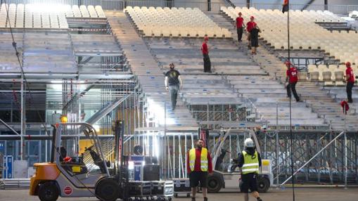 Los operarios de Ifema, ayer, terminan de montar las gradas para los IIFA