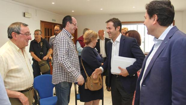 El director general de Turismo de la Junta de Castilla y León, Javier Ramírez (2D), mantiene un encuentro con colectivos del sector turístico de Palencia