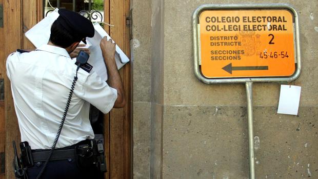 Imagen de archivo de un policía en un colegio electoral