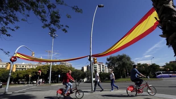 Aparecen grandes banderas españolas en plazas y monumentos de Barcelona