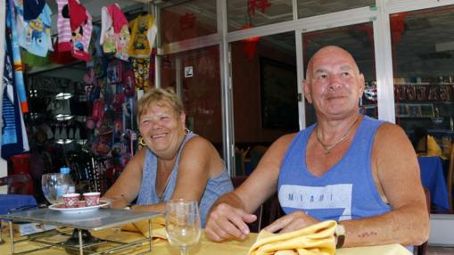 Una pareja de jubilados, en un bar de Benidorm.