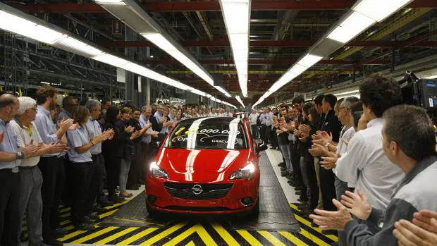 Empleados de GM Figueruelas, hace un año, ante el Opel Corsa número 12 millones fabricado en la planta