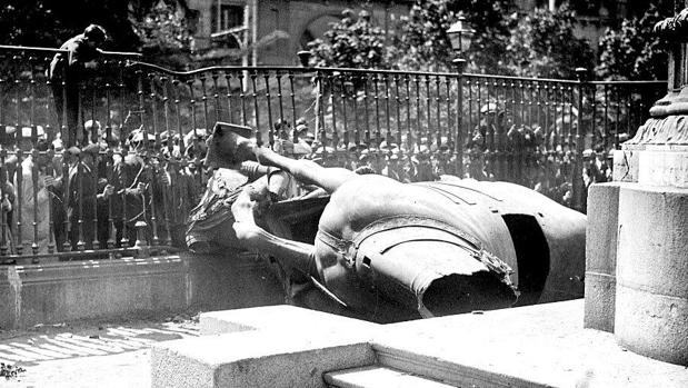 La estatua de Felipe III, destruida en el suelo, el 14 de abril de 1931